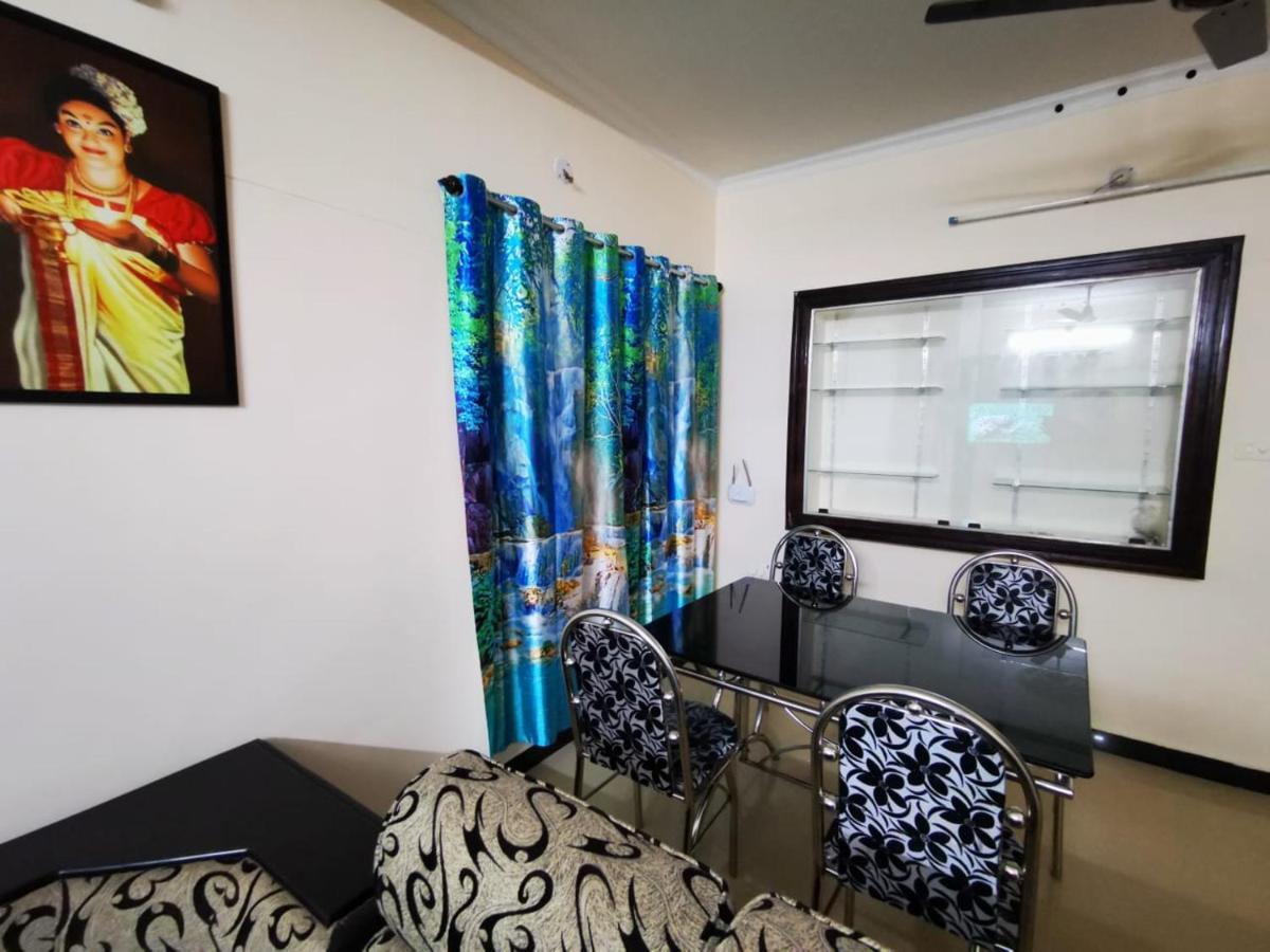 J2 Home Stay - Luxury Homes With Caravan Services Thiruvananthapuram ภายนอก รูปภาพ