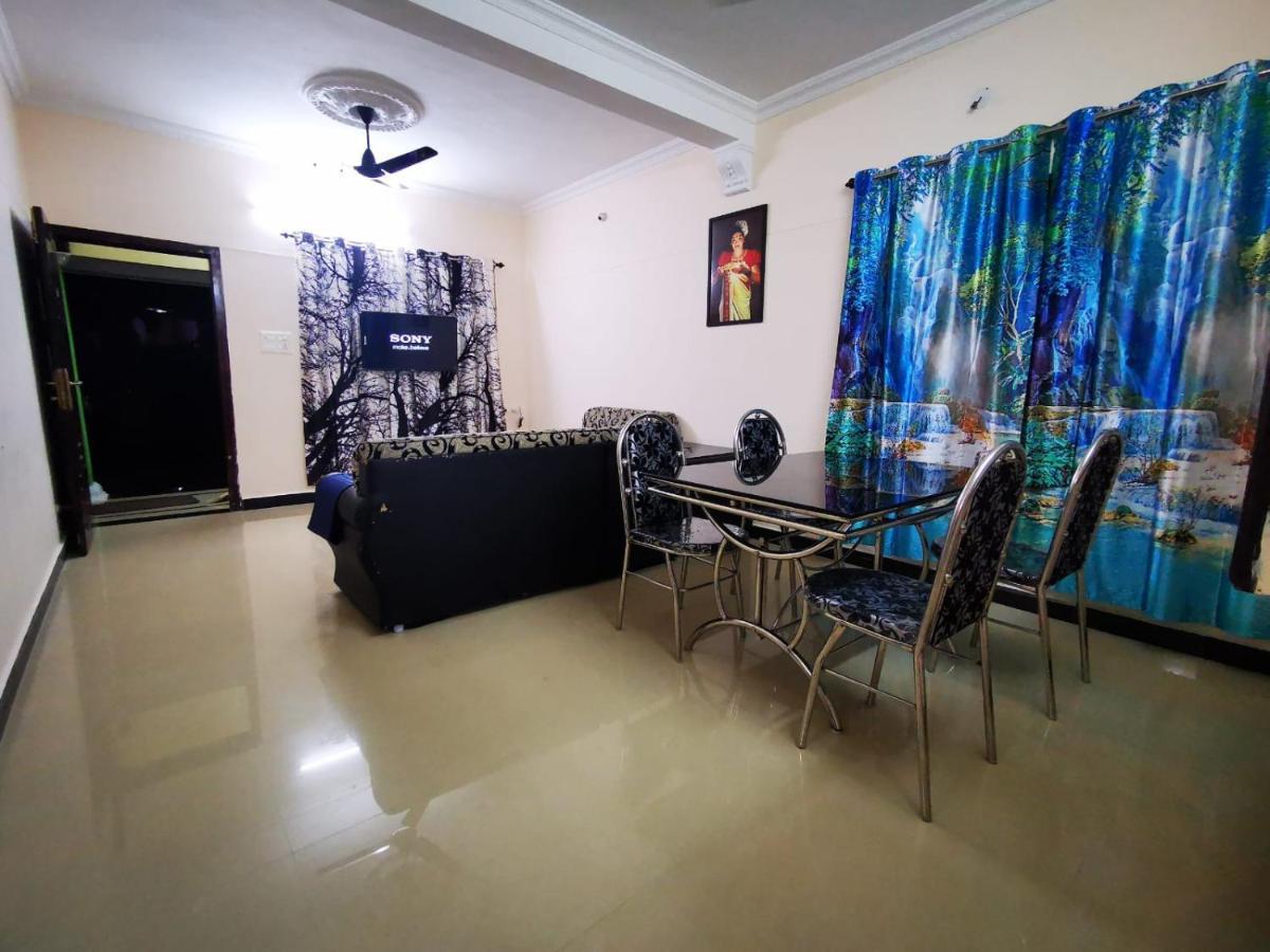 J2 Home Stay - Luxury Homes With Caravan Services Thiruvananthapuram ภายนอก รูปภาพ