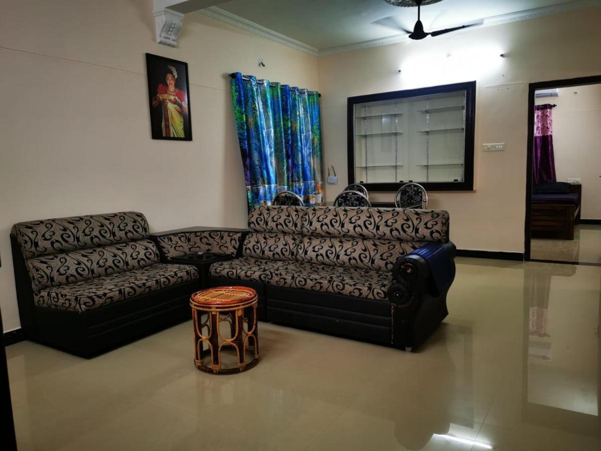 J2 Home Stay - Luxury Homes With Caravan Services Thiruvananthapuram ภายนอก รูปภาพ