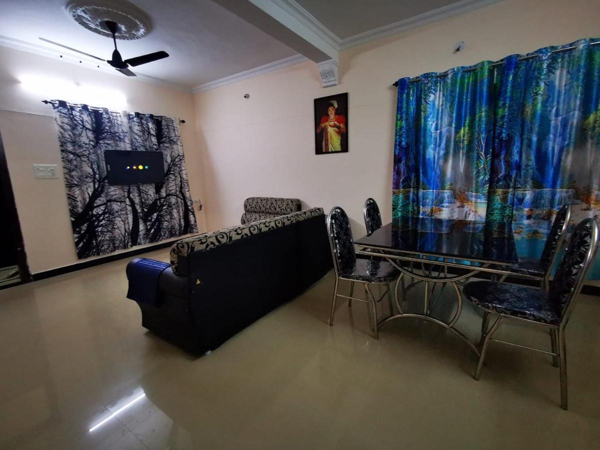 J2 Home Stay - Luxury Homes With Caravan Services Thiruvananthapuram ภายนอก รูปภาพ