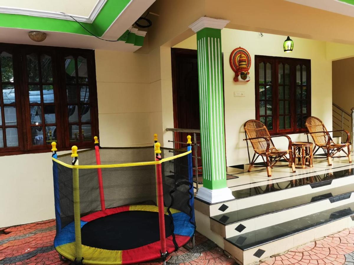 J2 Home Stay - Luxury Homes With Caravan Services Thiruvananthapuram ภายนอก รูปภาพ